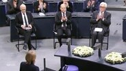 Im Bundestag wird der Opfer des Holocaust gedacht. Mit dabei sind unter anderem Bärbel Bas, Olaf Scholz und Peter Tschentscher. © Screenshot 