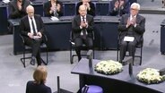Im Bundestag wird der Opfer des Holocaust gedacht. Mit dabei sind unter anderem Bärbel Bas, Olaf Scholz und Peter Tschentscher. © Screenshot 