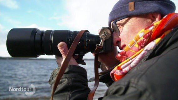 Ein Fotograf am Wasser. © Screenshot 