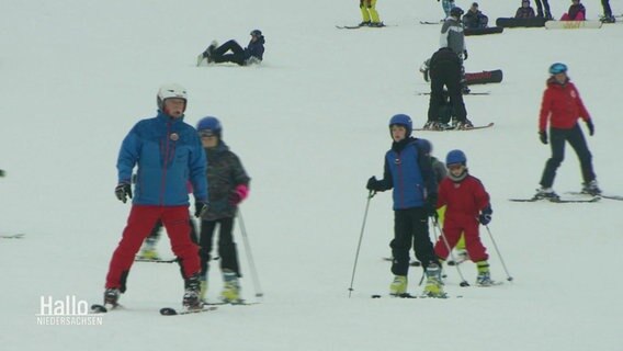 Skifahrer auf dem Sonnenberg im Harz. © Screenshot 