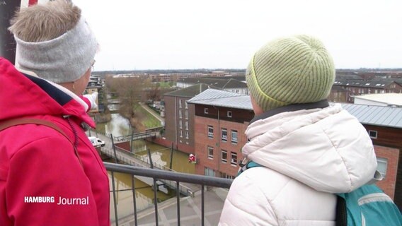 Zwei Frauen auf einem Aussichtsturm. © Screenshot 