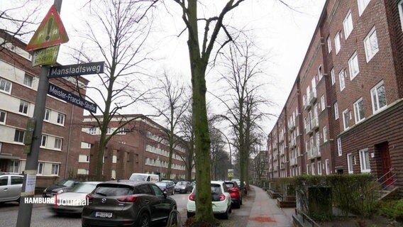 Blick in eine Straße mit Backsteinhäusern und parkenden Autos.. © Screenshot 