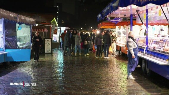 Kunden stehen vor Verkaufsständen auf dem Hamburger Fischmarkt. © Screenshot 