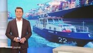 Moderator Jens Riewa, im Hintergrund ein Bild von der Wasserschutzpolizei. © Screenshot 