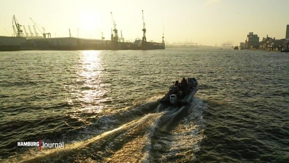 Ein Schnellboot fährt auf der Elbe, im Hintergrund sind Hafenkräne zu sehen. © Screenshot 