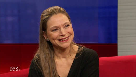 Violinistin Franziska Pietsch zu Gast auf dem roten Sofa. © Screenshot 