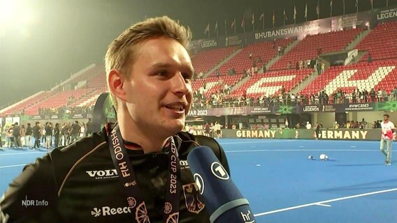 Der Hamburger Hockey-Nationalspieler Hannes Müller freut sich über den WM-Sieg des deutschen Teams in Indien. © Screenshot 