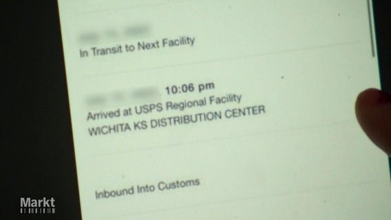 Das Paket einer Hamburger Schülerin mit vielen Andenken an ihr Austauschjahr in den USA ging auf dem Postweg zunächst verloren. © Screenshot 