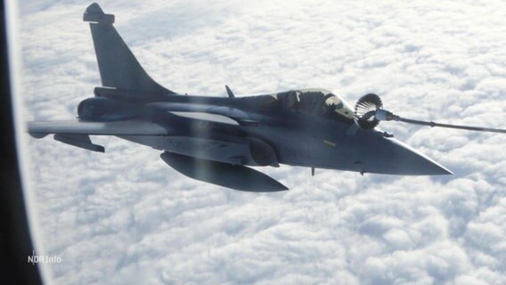 Die Bundeswehr betankt auch Bündnispartner, so wie hier ein französisches Rafale-Kampfflugzeug. © Screenshot 