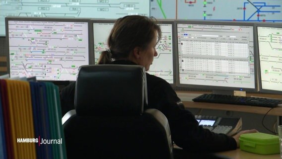 Eine Frau sitzt an einem Schreibtisch mit mehreren Bildschirmen in der Leitstelle der Hochbahn. © Screenshot 