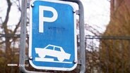 Auf einem Verkehrsschild ist abgebildet, dass Autos nur mit dem Vorderreifen auf dem Bürgersteig geparkt werden dürfen. © Screenshot 