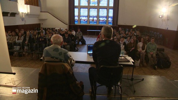 Holocaust-Überlebender Jurek Szarf berichtet einer Schulklasse von den Schrecken seiner Jugend während der NS-Zeit in Deutschland. © Screenshot 