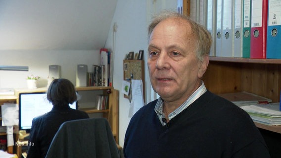 Martin Villinger steht vor einem Regal mit Aktenordnern. Martin Villinger steht vor einem Regal mit Aktenordnern. © Screenshot