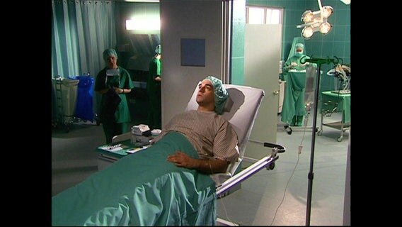 Marcus Hoffmann (Harry Blank) liegt im OP-Saal. © Screenshot 