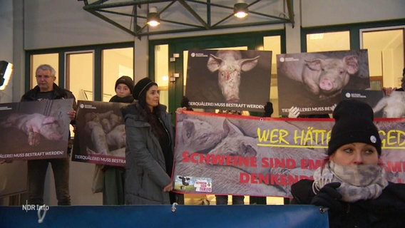 Tierschützer mit Protestplakaten. © Screenshot 
