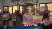 Tierschützer mit Protestplakaten. © Screenshot 