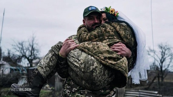 Ukrainisches Paar heiratet in Tarnkleidung. © Screenshot 
