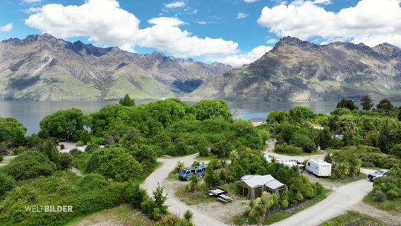 Weitaufnahme eines Campingplatzes in Neuseeland. © Screenshot 