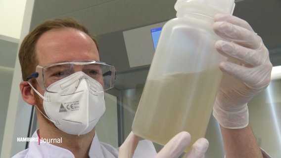 Forscher prüft Abwasserproben im Labor. © Screenshot 
