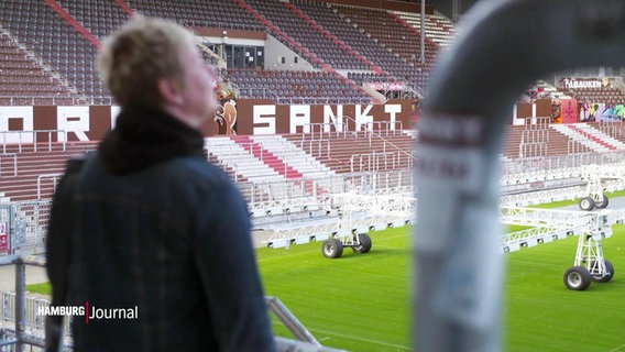 FC St. Pauli Fan steht im Millerntor Stadion. © Screenshot 