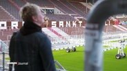 FC St. Pauli Fan steht im Millerntor Stadion. © Screenshot 