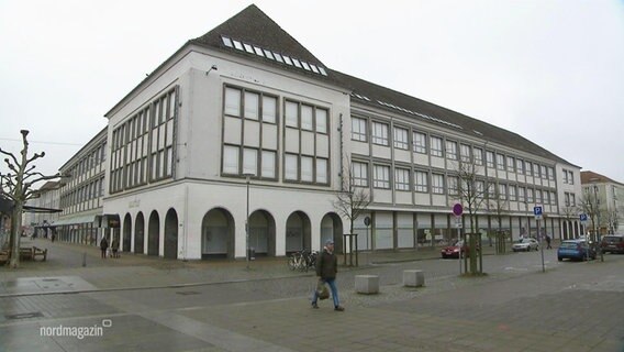 Ein Kaufhaus-Gebäude in einer Innenstadt. © Screenshot 