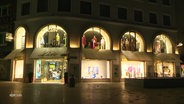Beleuchtete Läden in der Innenstadt der Lichterstadt Celle. © Screenshot 