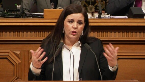 Anna Gallina bei einer Rede in der Hamburgischen Bürgerschaft. © Screenshot 