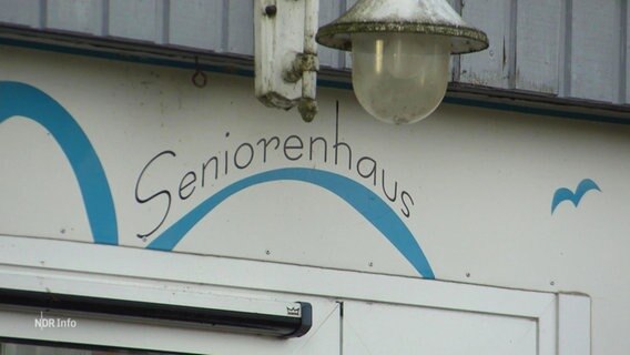 Ein Schild über einem Hauseingang mit der Aufschrift: "Seniorenhaus" © Screenshot 