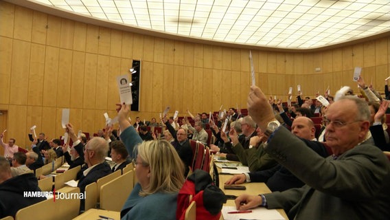 CDU Mitglieder heben die Hände zur Abstimmung. © Screenshot 