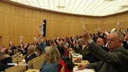 CDU Mitglieder heben die Hände zur Abstimmung. © Screenshot 