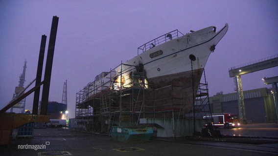 Reparaturarbeiten an einem alten Segelschiff © Screenshot 