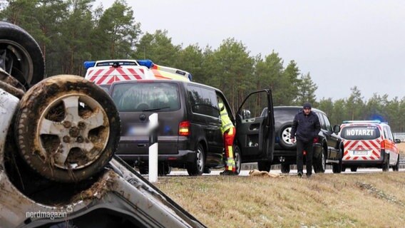 Rettungswagen stehen am Ort eines Autounfalls © Screenshot 