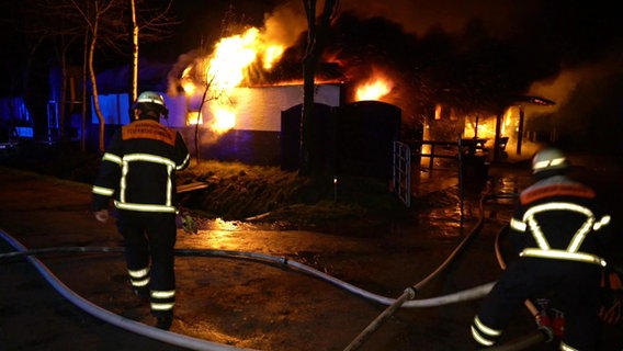 Feuerwehrleute löschen einen Brand in einem Pferdestall in Hamburg-Rahlstedt. © TNN 
