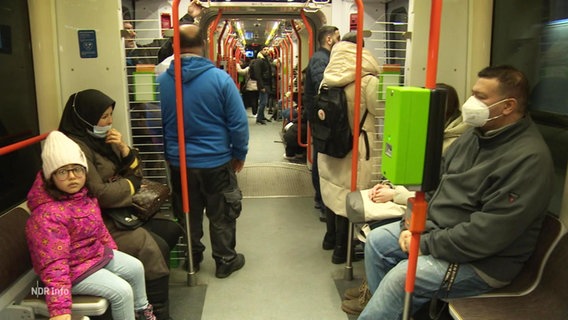 Fahrgäste mit und ohne Maske in der S-Bahn. © Screenshot 