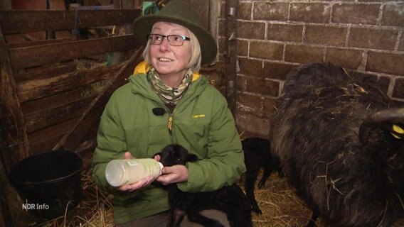 Schäferin Petra Butz gibt einem Lamm Milch aus der Flasche. © Screenshot 