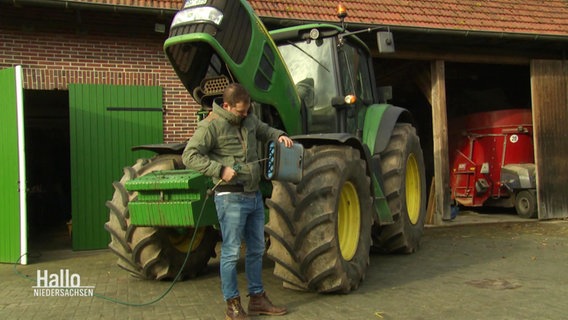 Landwirt Felix Müller mit seinem Traktor. © Screenshot 