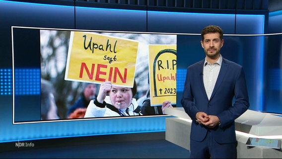 Daniel Anibal Bröckerhoff moderiert NDR Info © Screenshot 