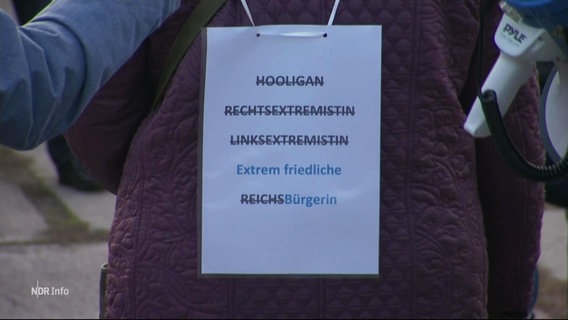 Ein Schild auf dem steht das bei den Protesten eine Bürgerin teilnehmen würde © Screenshot 