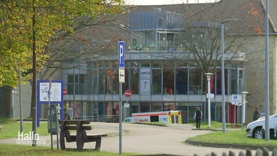 Blick auf den Eingang eines kleineren Klinikums. © Screenshot 