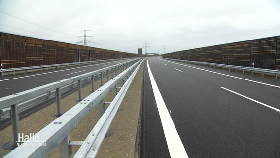 Blick auf ein neues Teilstück einer Autobahn © Screenshot 