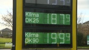 Blick auf eine Preisanzeige für Kraftstoffe einer Tankstelle an der Preise für Klima-Kraftstoffe aufgeführt sind © Screenshot 