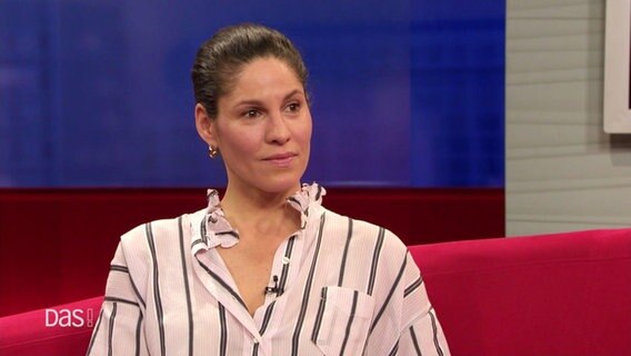 Schauspielerin Jasmin Gerat zu Gast auf dem Roten Sofa © Screenshot 