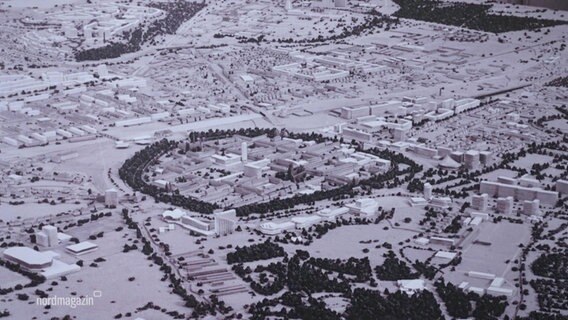 Schwarz-Weiß Foto: Blick aus der Vogelperspektive auf ein architektonisches Stadtmodell mit zentralem Stadtkern und einem Parkring. © Screenshot 