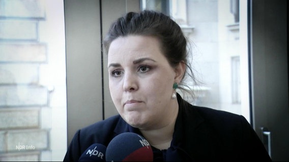 Die Hamburger Justizsenatorin Anna Gallina (Grüne) im Gespräch © Screenshot 
