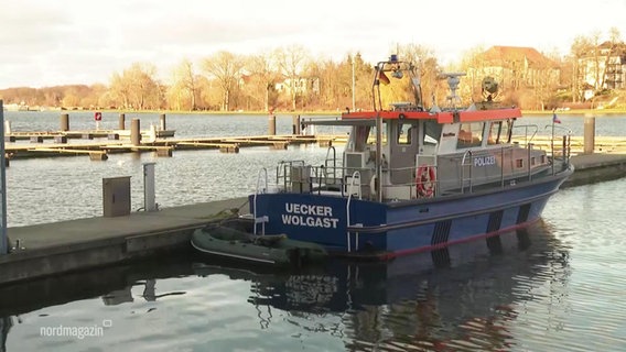 Ein Polizeischiff und ein Schlauchboot am Steg. © Screenshot 