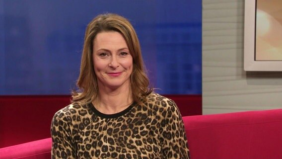Moderatorin Anja Reschke zu Gast auf dem roten Sofa. © Screenshot 