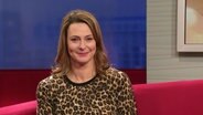 Moderatorin Anja Reschke zu Gast auf dem roten Sofa. © Screenshot 