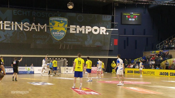 Blick in die Halle und auf das Spielfelde beim Handballspiel HC Empor Rostock gegen Bayer Dormagen am 04.02.2023 © Screenshot 
