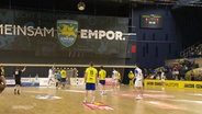 Blick in die Halle und auf das Spielfelde beim Handballspiel HC Empor Rostock gegen Bayer Dormagen am 04.02.2023 © Screenshot 